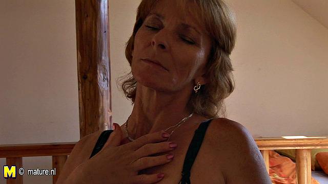 зрелая домохозяйка не сдерживает себя - жадно трогает мокрую киску