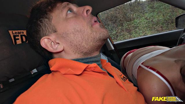 Гия Твориччели сосёт в машине и скачет на члене, потом получает сперму на лицо.