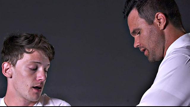 Президент жестко ебет взрослого миссионера в зад