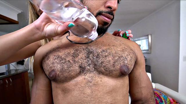 кубинец родриго амор даёт отсосать волосатый член хлое капри