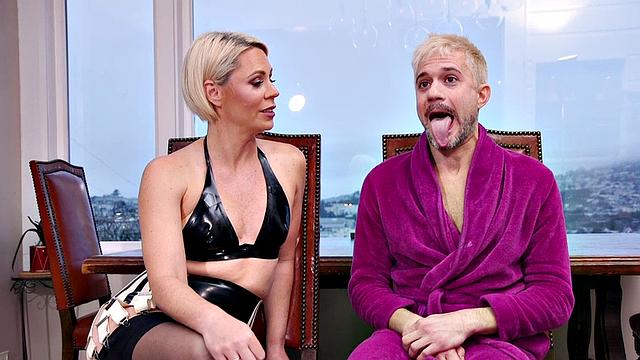 блондинка-милфа играет с беспомощным рабом, связывает и дрючит игрушками