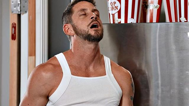 Straght jock fucks skinny twink after BJ in the kitchen