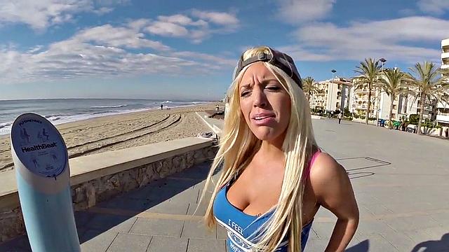 пляжная блондинка с большой жопой страстно скачет на члене на глазах у всех