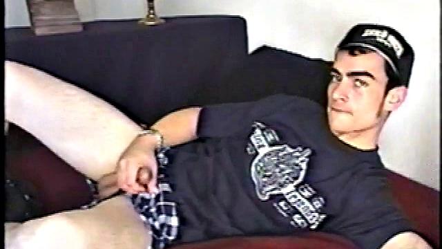 Никоя говорит, что он натурал, но его соло-дрочка говорит что-то другое
