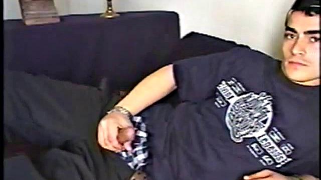 Никоя говорит, что он натурал, но его соло-дрочка говорит что-то другое