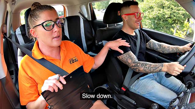 блондинка-инструктор трахается жёстко в машине