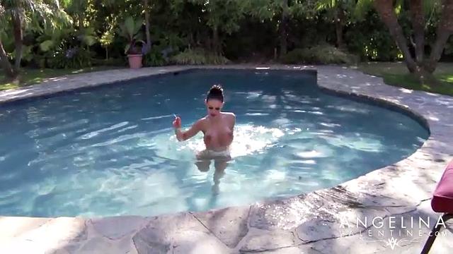 angelina valentine сводит с ума у бассейна своими формами