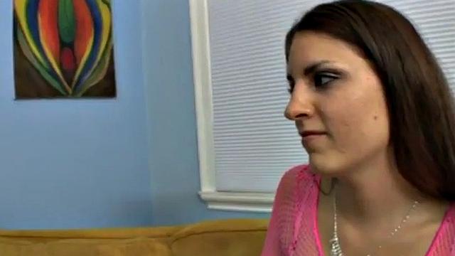 малышка-буренетка скачет на старшем по полной и ловит концовку