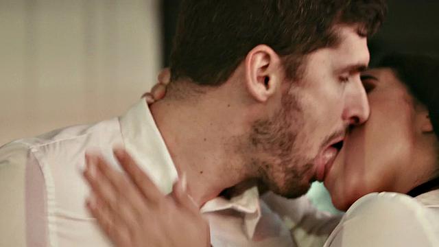 Девка с большой жопой скачет и получает по полной