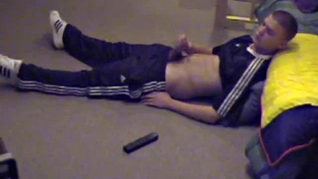 Лэнс медленно и стабильно дрочит свой толстый член, показывая каждый сантиметр на камеру