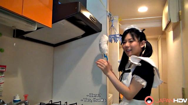 Май Араки моет полы, а трусы снова пошли погулять