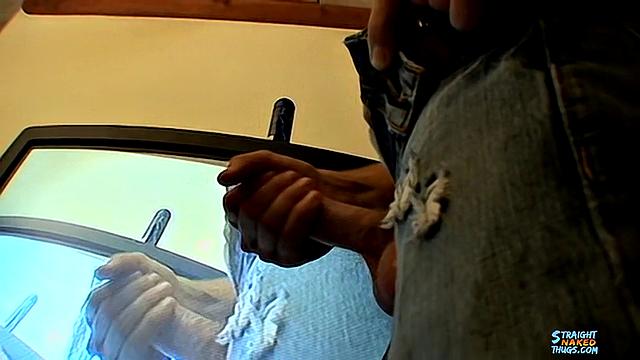 Брайс Корбин дрочит свой толстый член и дразнит себя, пока не кончит мощно