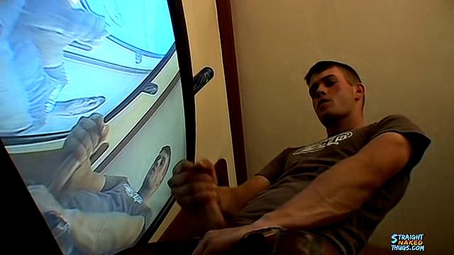 Брайс Корбин дрочит свой толстый член и дразнит себя, пока не кончит мощно