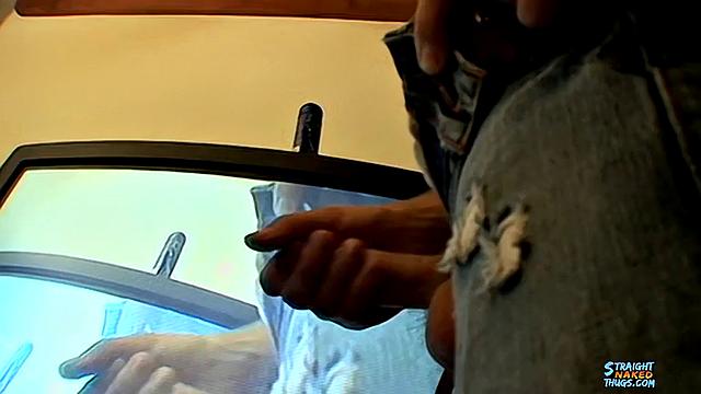 Брайс Корбин дрочит свой толстый член и дразнит себя, пока не кончит мощно