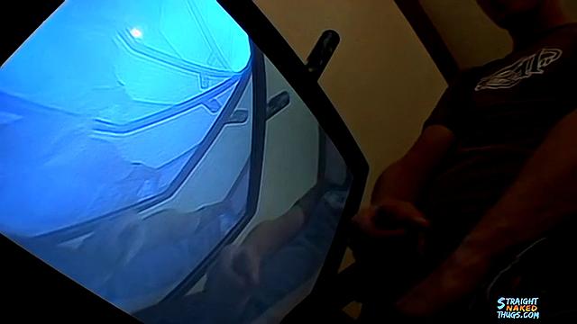 Брайс Корбин дрочит свой толстый член и дразнит себя, пока не кончит мощно