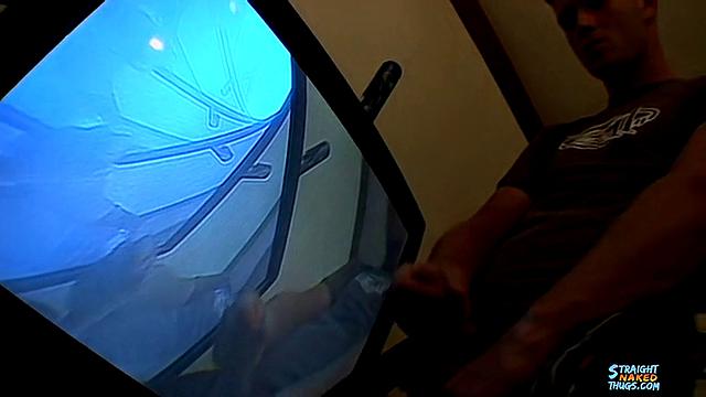 Брайс Корбин дрочит свой толстый член и дразнит себя, пока не кончит мощно