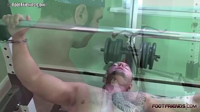 Ронни Джей берёт контроль и доминирует с помощью дикой гей-энергии