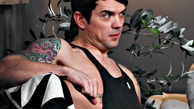 азиатский красавец кайфует от римминга и жесткого траха с белым парнем