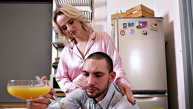 блондинка с голой киской ловит мощный конч в кухне