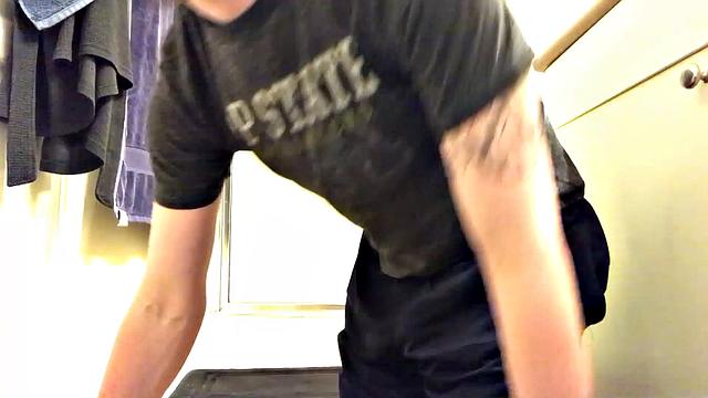 Cole Summers дрочит толстый член и заливает спермой руку