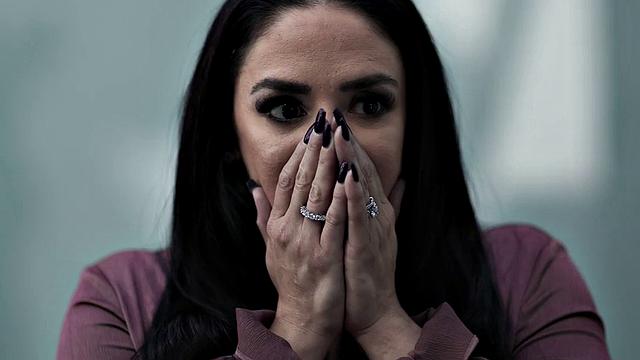 взрослая мачеха с жадностью скачет на огромном члене и заливает киску