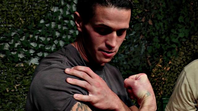 два качка в берцах предпочитают сперму вместо устава