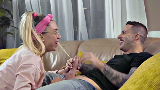 стройная в очках глотает по полной и получает жёстко в догги