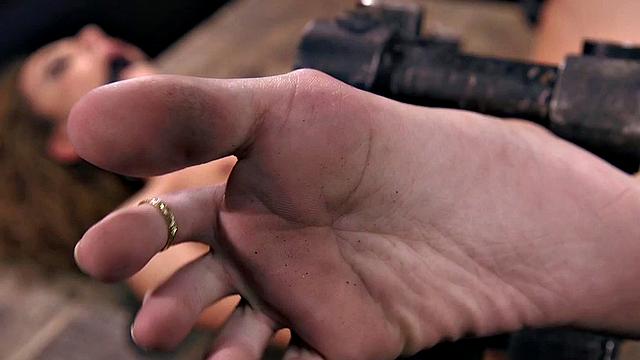 покорные шлюхи струйно кончают после порки в двух bdsm сценах