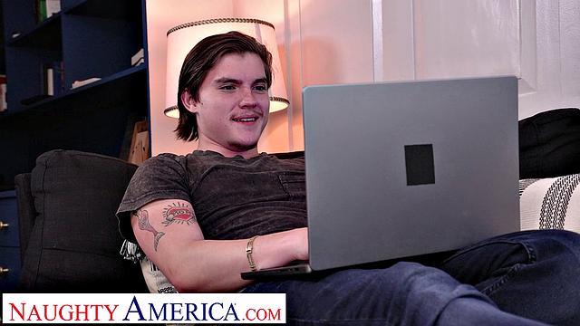 Зрелая блондинка Amber Moore отсасывает и жарит киску в реале своих фанатов мечтах.