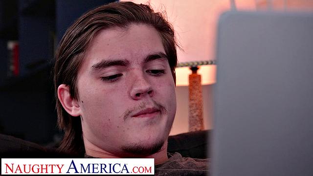 Зрелая блондинка Amber Moore отсасывает и жарит киску в реале своих фанатов мечтах.