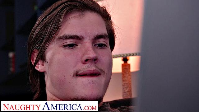 Зрелая блондинка Amber Moore отсасывает и жарит киску в реале своих фанатов мечтах.