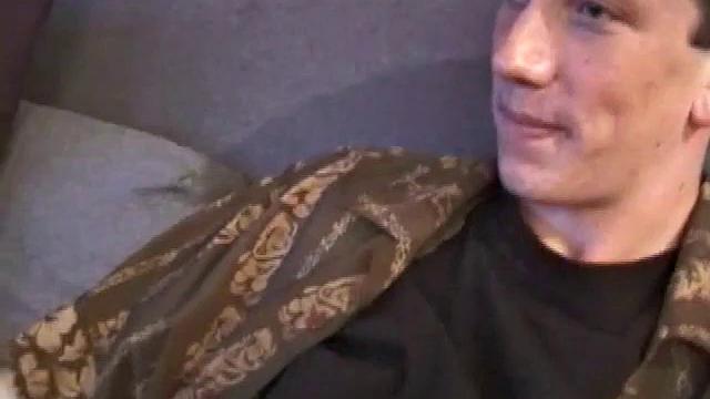 Любитель Дерек дрочит свой толстый член на камеру