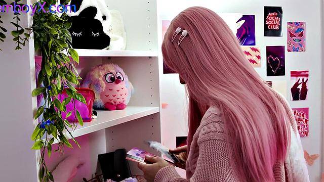 фембой в розовых волосах и колготках ловит член дома, диван в шоке