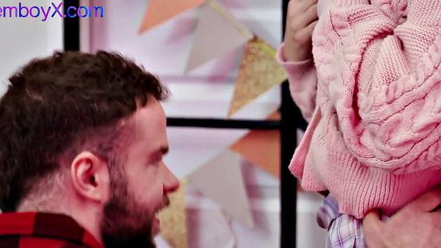 фембой в розовых волосах и колготках ловит член дома, диван в шоке