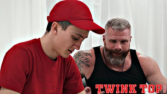 Джек Андрам не выдерживает и жадно лижет этот мохнатый зад