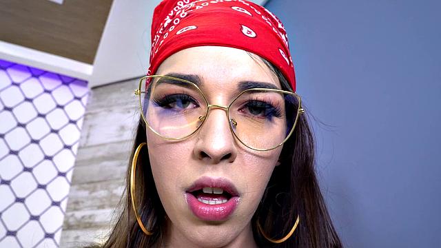 Mirella Queiroz - About Mirella