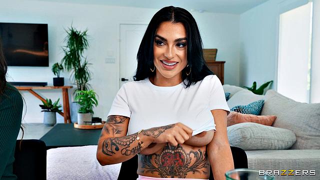 Соблазнительная сестра жены дразнит большими сиськами на кухне