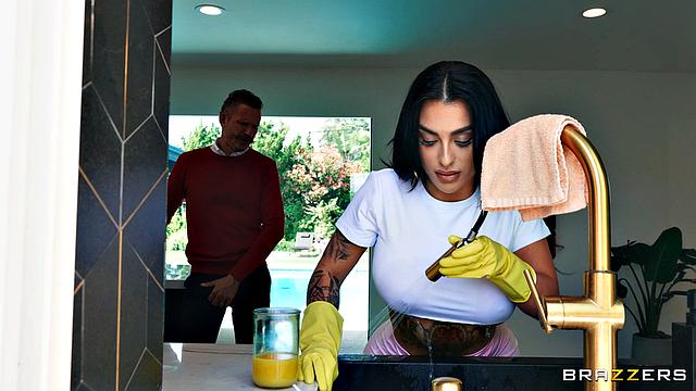 Соблазнительная сестра жены дразнит большими сиськами на кухне