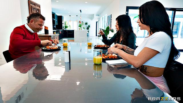 Соблазнительная сестра жены дразнит большими сиськами на кухне