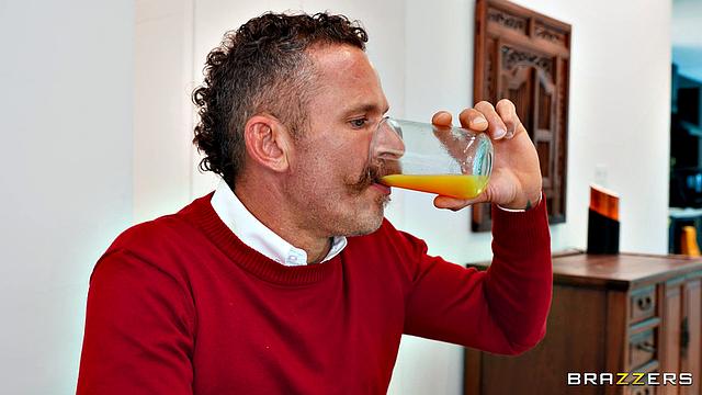 Соблазнительная сестра жены дразнит большими сиськами на кухне