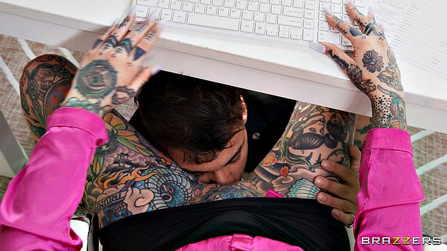 блондинка и рыжая трахаются в офисе и душе