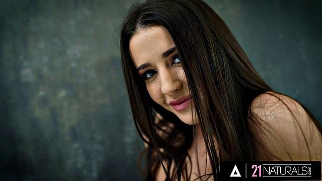 21 NATURALS - Сибил умоляет о огромном члене и получает лучшую в жизни езду