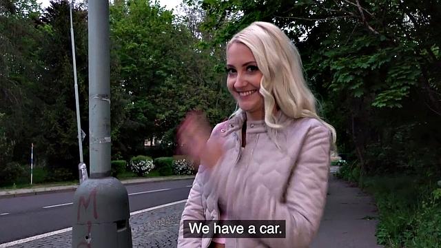 блондинка отсасывает здоровому незнакомцу на улице