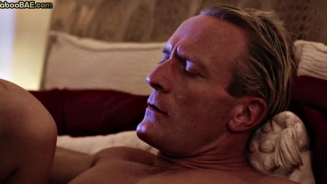 сначала проглотила, потом сама на четвереньки-двойной ужин как надо