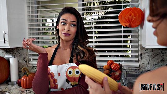 Изабел не дают, но подруга знает, как размочить ее киску кукурузой на кухне. Катана помогает забыть обо всем в День благодарения.