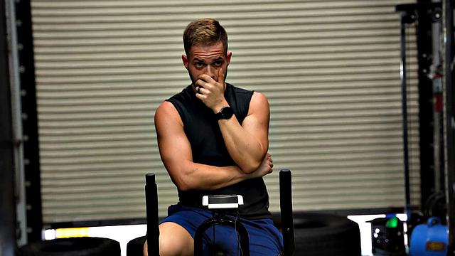 мамка дрочит вибратором в спортзале, а потом получает тренировку по-взрослому