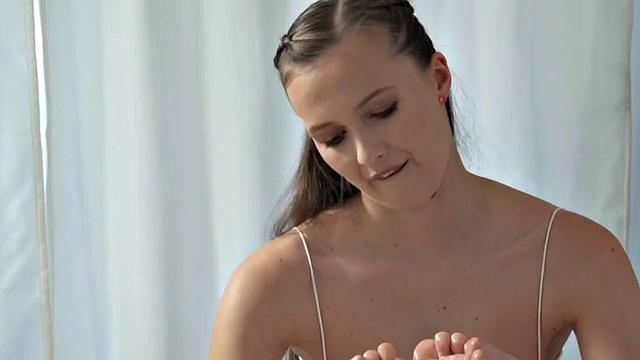 Lez massage 21yo gals enjoy rimming and 3some
