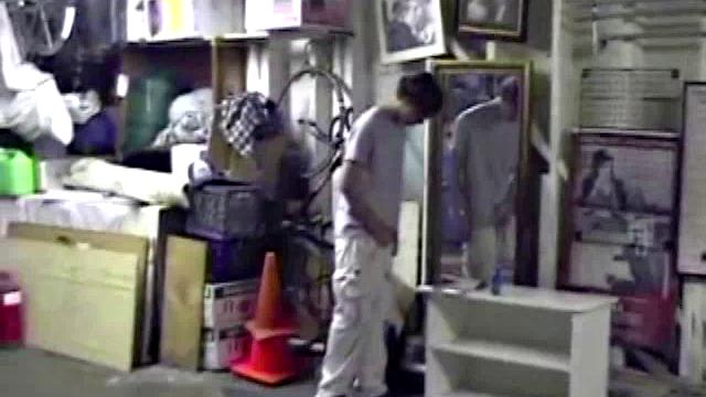 Джейден не сдерживает себя, дрочит до последней капли