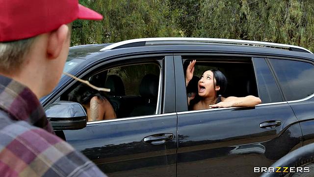 Девчонкам палатка вместо курорта, зато секс втроем куда веселее, чем глэмпинг - Avery Black, Zoey Sinn и тот самый фермер не дают скучать ни одной дырке.