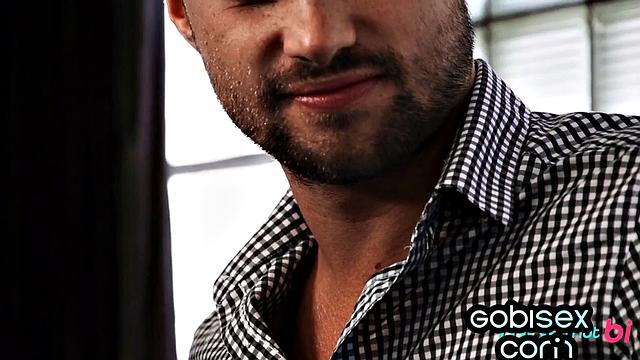 Roundbooty babe in doggystyle 3some